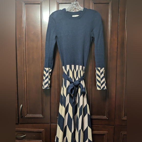 Beautiful knit dress with belt - Picture 1 of 2